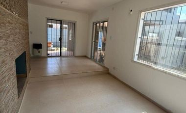 ALQUILO Casa de 4 Dormitorios con Pileta en Housing – Villa Rivera Indarte