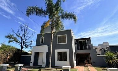 ALQUILO Casa de 4 Dormitorios con Pileta en Housing – Villa Rivera Indarte