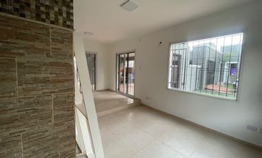ALQUILO Casa de 4 Dormitorios con Pileta en Housing – Villa Rivera Indarte