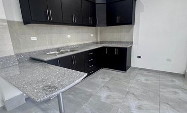 Excelente oportunidad: Amplia casa de 3 pisos con garaje para dos vehículos