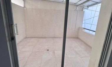 Excelente oportunidad: Amplia casa de 3 pisos con garaje para dos vehículos