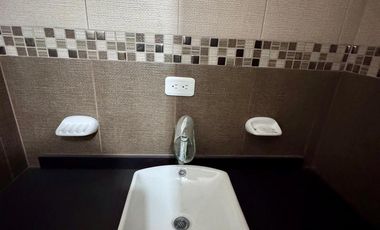 Excelente oportunidad: Amplia casa de 3 pisos con garaje para dos vehículos