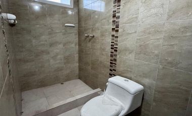 Excelente oportunidad: Amplia casa de 3 pisos con garaje para dos vehículos