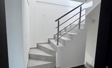 Excelente oportunidad: Amplia casa de 3 pisos con garaje para dos vehículos