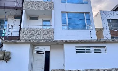 Excelente oportunidad: Amplia casa de 3 pisos con garaje para dos vehículos