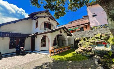 DIJUAL MURAH – Rumah Warisan 2 Lantai Lahan Luas di Pinggir Jalan Nasional Cicalengka