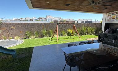 RESIDENCIA DE LUJO EN ZONA VALLES 565 m² DE CONSTRUCCIÓN