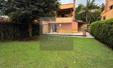 Casa Unifamiliar en Urbanización cerrada con un hermoso jardín