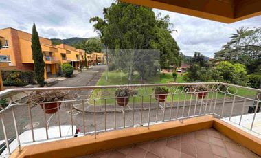 Casa Unifamiliar en Urbanización cerrada con un hermoso jardín