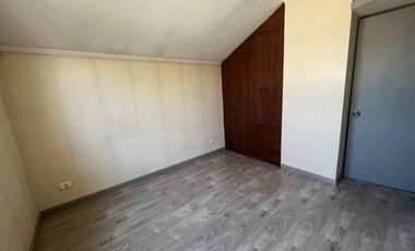 Casa de 2 pisos en los Bosquinos Maipú 3D2B– Solo 1 cuadra de futura estación MetroTren Ciudad Satélite