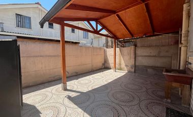 Casa de 2 pisos en los Bosquinos Maipú 3D2B– Solo 1 cuadra de futura estación MetroTren Ciudad Satélite