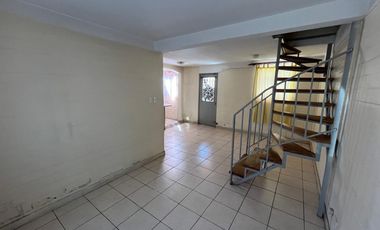 Casa de 2 pisos en los Bosquinos Maipú 3D2B– Solo 1 cuadra de futura estación MetroTren Ciudad Satélite