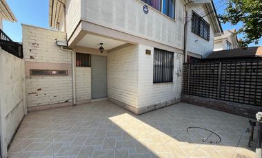 Casa de 2 pisos en los Bosquinos Maipú 3D2B– Solo 1 cuadra de futura estación MetroTren Ciudad Satélite