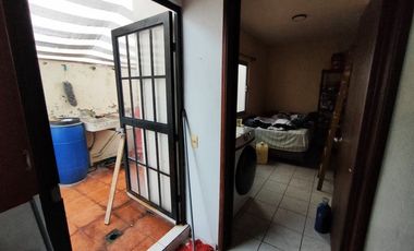 Casa de 2 recamaras con dos locales comerciales en planta baja en Tala
