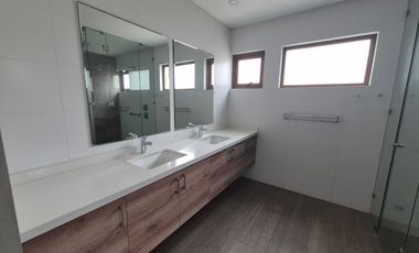 Exclusiva Casa Nueva en Condominio Doña Constanza, Avenida San Miguel – Talca.