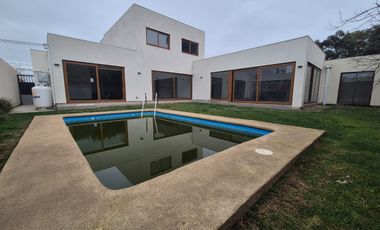 Exclusiva Casa Nueva en Condominio Doña Constanza, Avenida San Miguel – Talca.
