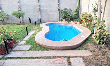 Se Vende Hermosa y Amplia Casa Aislada de Dos Pisos en Villa Jamaica, comuna de La Cruz.