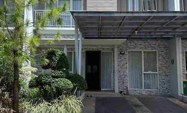 Rumah mewah full renovasi semi furnished 3 lantai hanya 2.9 M di jakarta Garden City