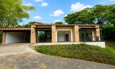SE ARRIENDA HERMOSA CASA