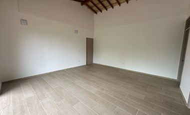 SE ARRIENDA HERMOSA CASA