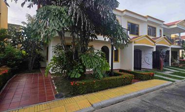 ‼️ Venta de Casa de dos Pisos en Conjunto Cerrado 
Al Oriente por la calle 8 de la ciudad de Neiva ‼️