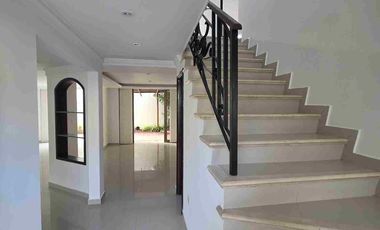 ‼️ Venta de Casa de dos Pisos en Conjunto Cerrado 
Al Oriente por la calle 8 de la ciudad de Neiva ‼️