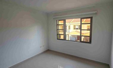 ‼️ Venta de Casa de dos Pisos en Conjunto Cerrado 
Al Oriente por la calle 8 de la ciudad de Neiva ‼️