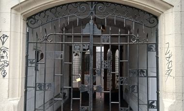 ¡EL CORAZÓN DE SANTIAGO CENTRO TE ESPERA! Casa de 3 Pisos con 2 Locales Comerciales y Gran Plusvalía.