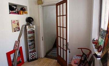 ¡EL CORAZÓN DE SANTIAGO CENTRO TE ESPERA! Casa de 3 Pisos con 2 Locales Comerciales y Gran Plusvalía.