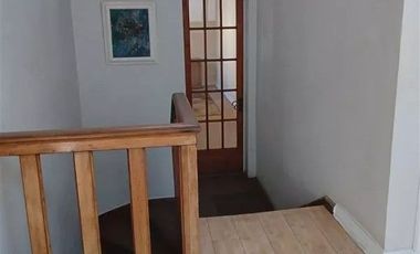 ¡EL CORAZÓN DE SANTIAGO CENTRO TE ESPERA! Casa de 3 Pisos con 2 Locales Comerciales y Gran Plusvalía.