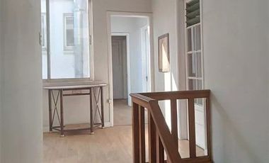 ¡EL CORAZÓN DE SANTIAGO CENTRO TE ESPERA! Casa de 3 Pisos con 2 Locales Comerciales y Gran Plusvalía.