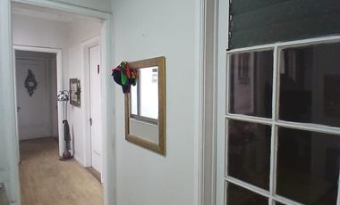 ¡EL CORAZÓN DE SANTIAGO CENTRO TE ESPERA! Casa de 3 Pisos con 2 Locales Comerciales y Gran Plusvalía.