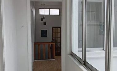 ¡EL CORAZÓN DE SANTIAGO CENTRO TE ESPERA! Casa de 3 Pisos con 2 Locales Comerciales y Gran Plusvalía.