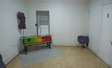 ¡EL CORAZÓN DE SANTIAGO CENTRO TE ESPERA! Casa de 3 Pisos con 2 Locales Comerciales y Gran Plusvalía.
