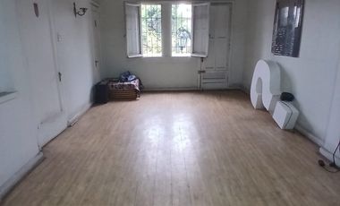 ¡EL CORAZÓN DE SANTIAGO CENTRO TE ESPERA! Casa de 3 Pisos con 2 Locales Comerciales y Gran Plusvalía.
