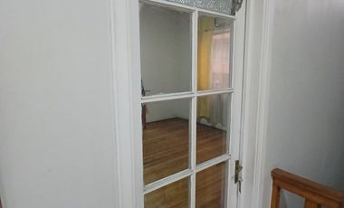 ¡EL CORAZÓN DE SANTIAGO CENTRO TE ESPERA! Casa de 3 Pisos con 2 Locales Comerciales y Gran Plusvalía.
