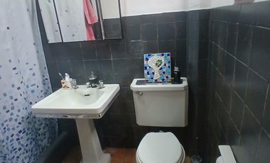 ¡EL CORAZÓN DE SANTIAGO CENTRO TE ESPERA! Casa de 3 Pisos con 2 Locales Comerciales y Gran Plusvalía.