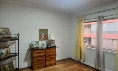 ¡EL CORAZÓN DE SANTIAGO CENTRO TE ESPERA! Casa de 3 Pisos con 2 Locales Comerciales y Gran Plusvalía.