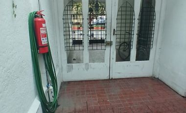 ¡EL CORAZÓN DE SANTIAGO CENTRO TE ESPERA! Casa de 3 Pisos con 2 Locales Comerciales y Gran Plusvalía.