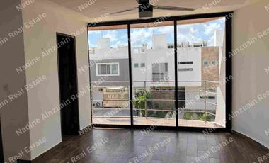 SE RENTA CASA DE TRES NIVELES UBICADA EN RESIDENCIAL ARBOLADA HUAYACAN, 3 RECÁMARAS AMPLIAS C/U CON BAÑO, ALBERCA PRIVADA, AMENIDADES, SEGURIDAD 24 HORAS.