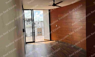 SE RENTA CASA DE TRES NIVELES UBICADA EN RESIDENCIAL ARBOLADA HUAYACAN, 3 RECÁMARAS AMPLIAS C/U CON BAÑO, ALBERCA PRIVADA, AMENIDADES, SEGURIDAD 24 HORAS.