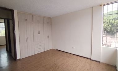 Casa en venta con habitación en planta baja y suite en la Mitad del Mundo