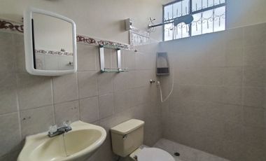 Casa en venta con habitación en planta baja y suite en la Mitad del Mundo