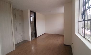 Casa en venta con habitación en planta baja y suite en la Mitad del Mundo