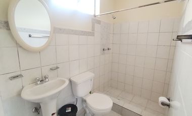 Casa en venta con habitación en planta baja y suite en la Mitad del Mundo
