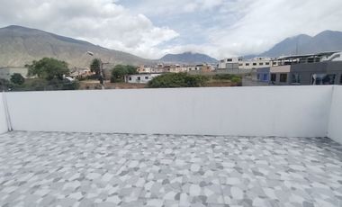 Casa en venta con habitación en planta baja y suite en la Mitad del Mundo