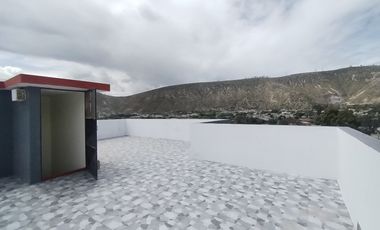 Casa en venta con habitación en planta baja y suite en la Mitad del Mundo