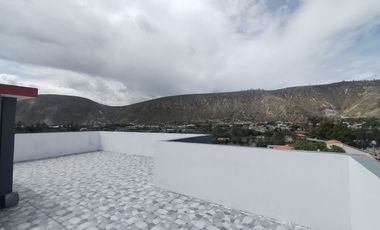Casa en venta con habitación en planta baja y suite en la Mitad del Mundo