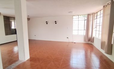 Casa en venta con habitación en planta baja y suite en la Mitad del Mundo