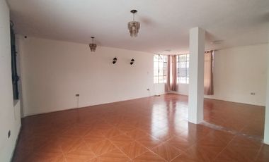 Casa en venta con habitación en planta baja y suite en la Mitad del Mundo